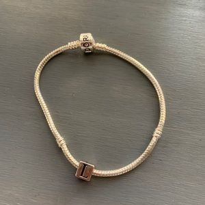 🎅🏻HOLIDAY SALE🎄Letter L charm